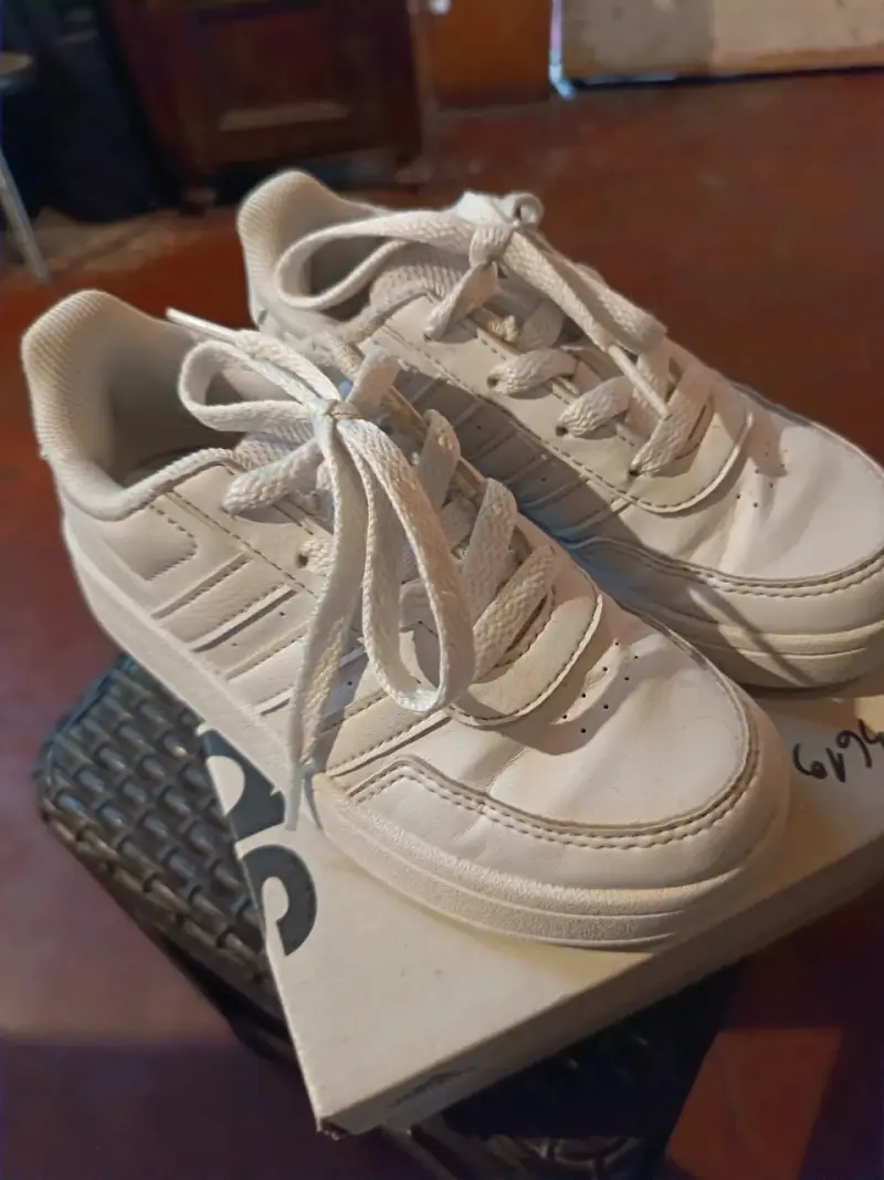 Zapatillas blancas deportivas - 1