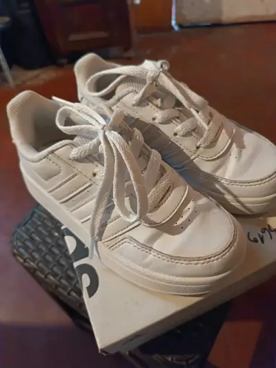 Zapatillas blancas deportivas - miniatura 1