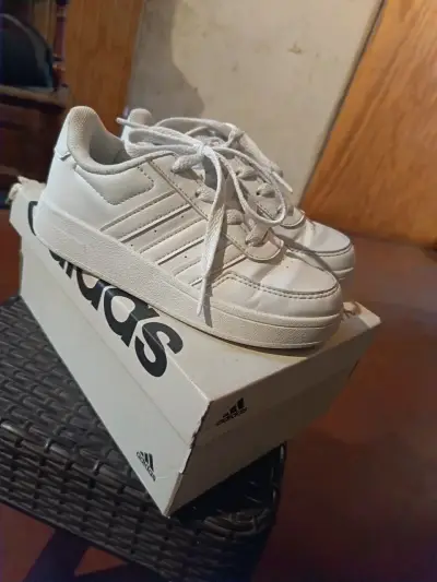 Zapatillas blancas deportivas - miniatura 2