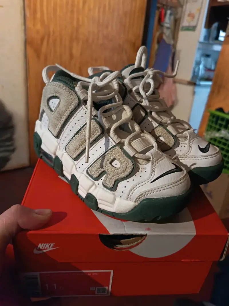 Zapatillas deportivas Nike blancas y verdes - 1