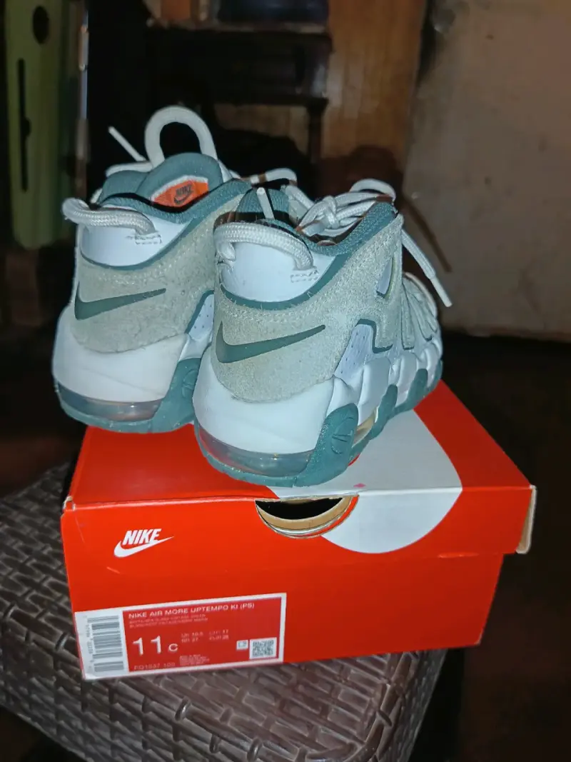 Zapatillas deportivas Nike blancas y verdes - 2