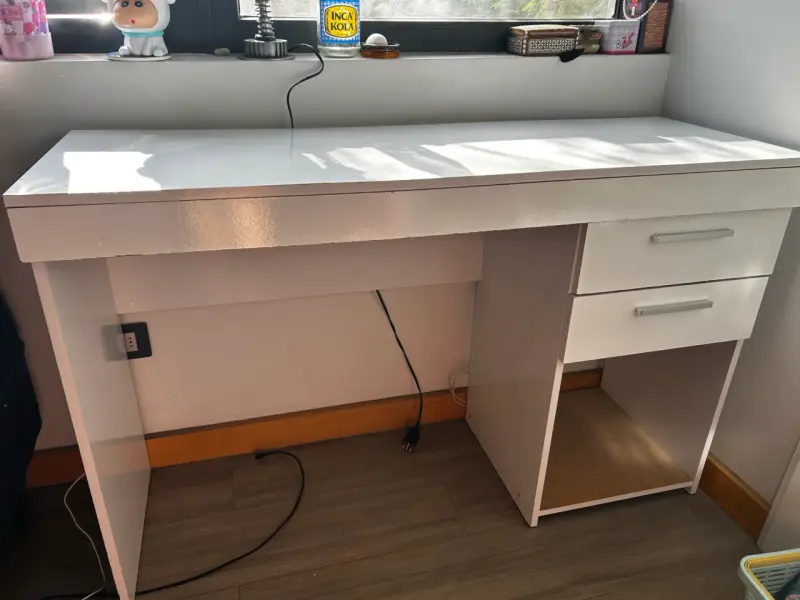Escritorio blanco con cajones grande - 1