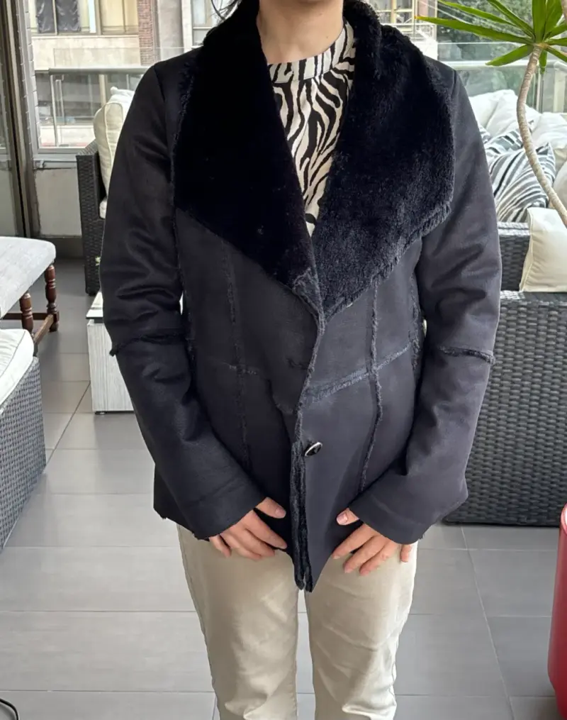 Chaqueta negra con cuello de peluche - 1