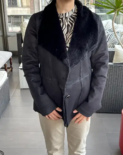 Chaqueta negra con cuello de peluche - miniatura 1