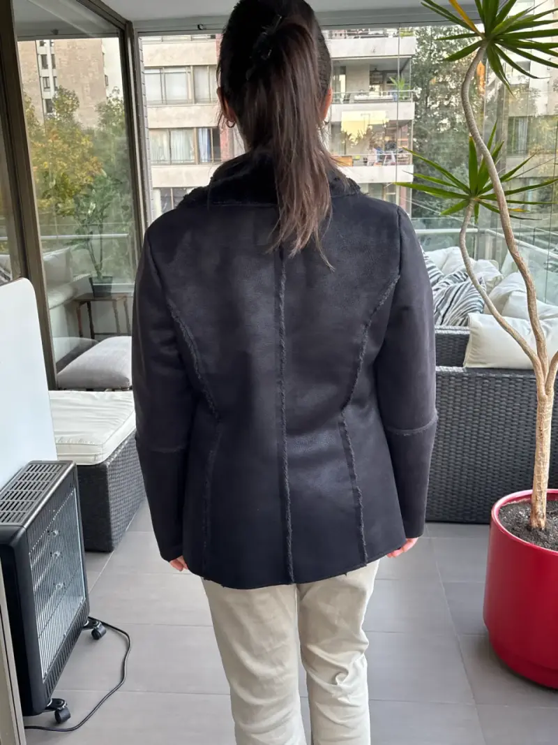 Chaqueta negra con cuello de peluche - 2
