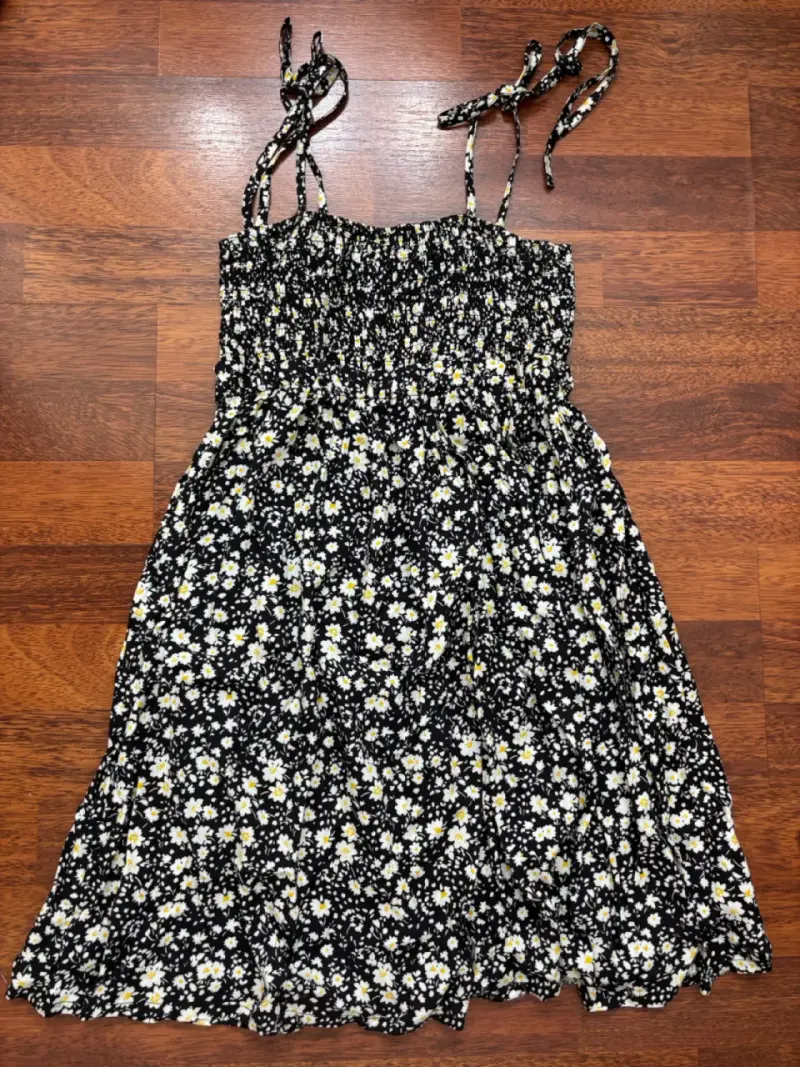 Vestido floral negro con margaritas