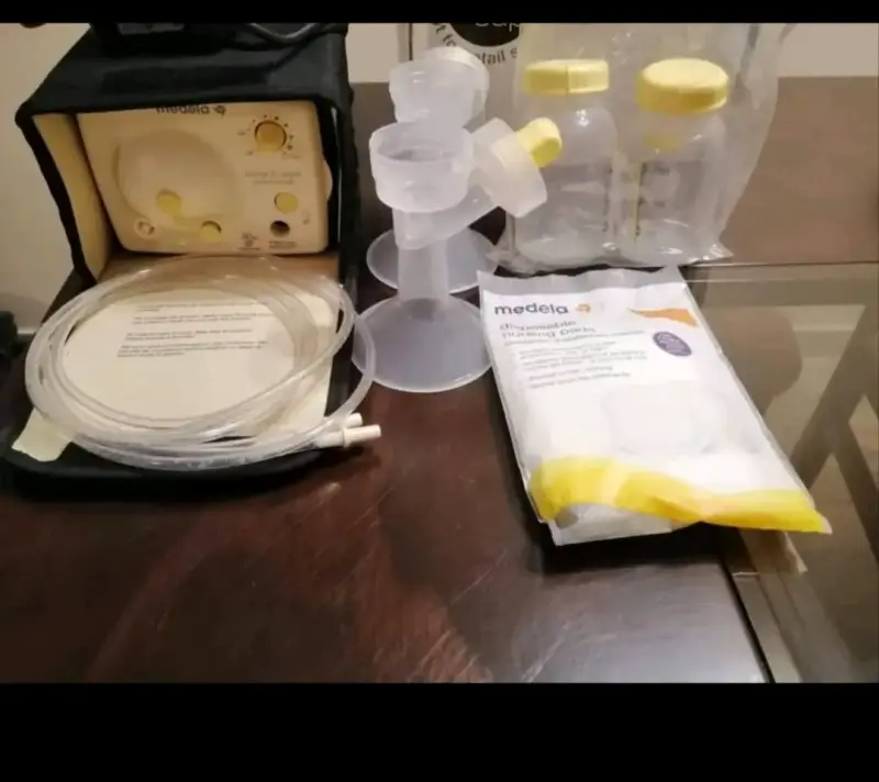 Extractor de leche Medela con accesorios