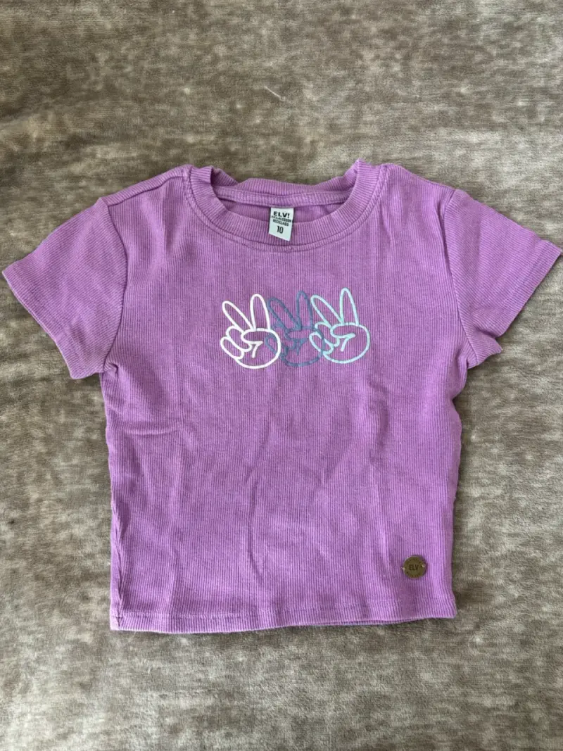 Polera morada con diseño de manos