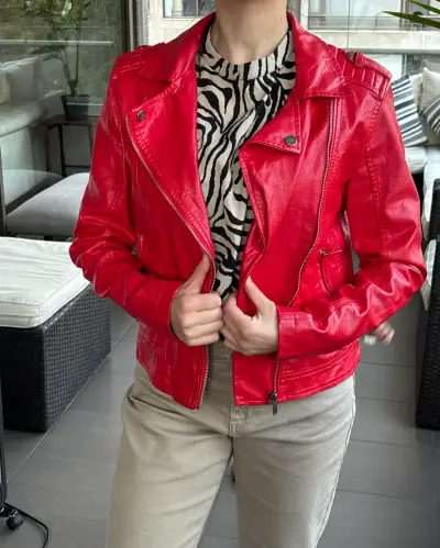 Chaqueta de cuero roja - miniatura 1