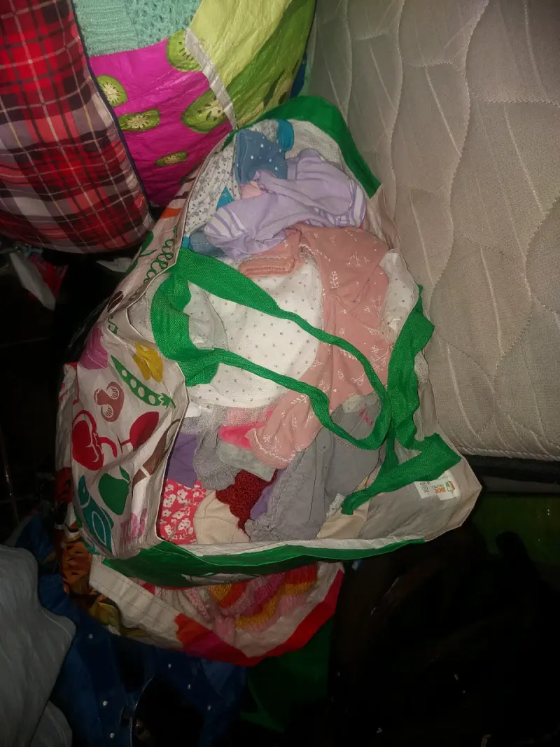 Bolsa de ropa variada usada
