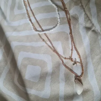Collar de capas dorado y blanco - miniatura 2