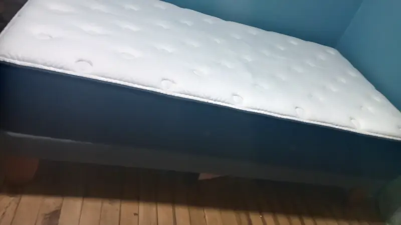 Cama con colchón blanco - 1