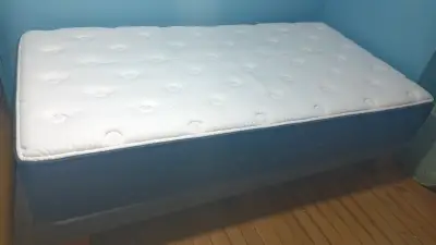 Cama con colchón blanco - miniatura 2