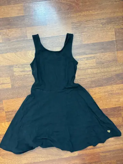Vestido negro clásico - miniatura 1