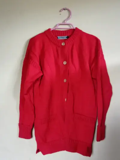 Cardigan rojo con botones - miniatura 1