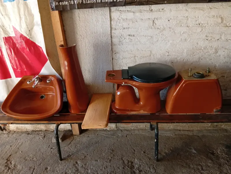 Juego sanitario marrón antiguo - 1