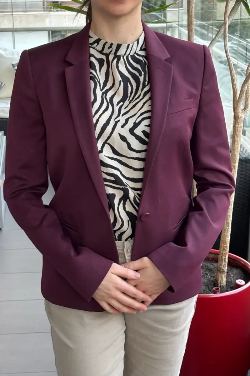 Blazer burdeos elegante mujer