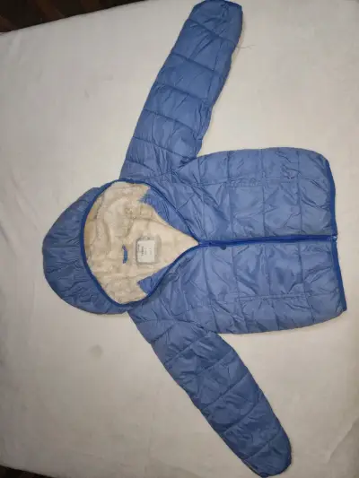 Chaqueta azul con capucha - miniatura 3