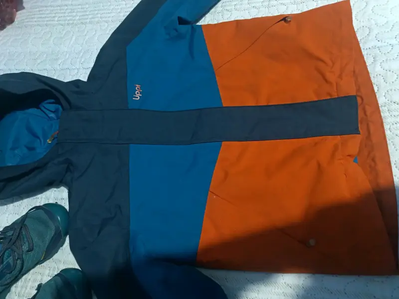 Chaqueta impermeable azul y naranja - 1
