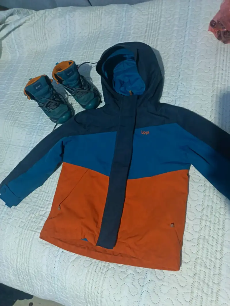 Chaqueta impermeable azul y naranja - 2