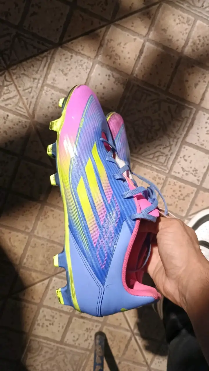 Zapatos de fútbol multicolor