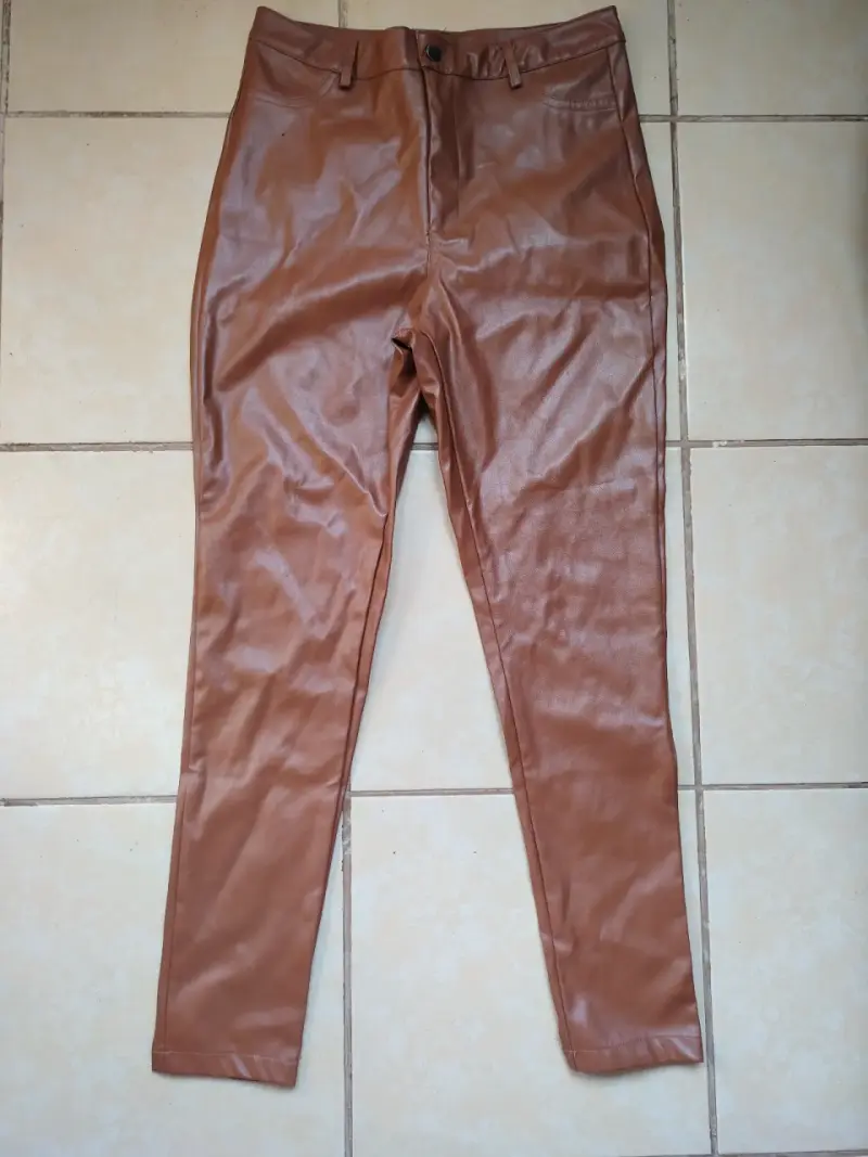 Pantalones de cuero sintético café