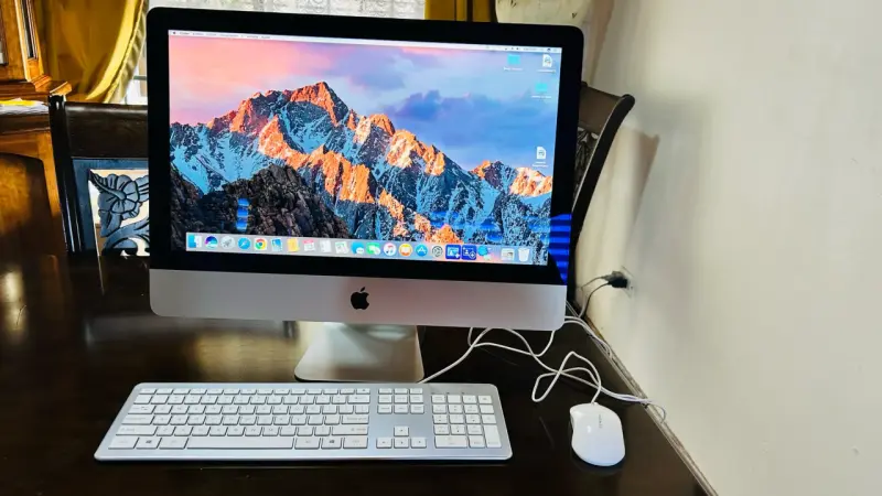 iMac con teclado y mouse - 1