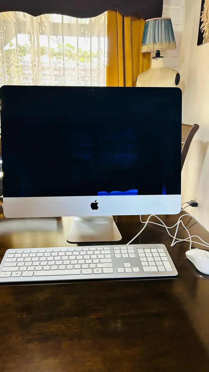 iMac con teclado y mouse - 2