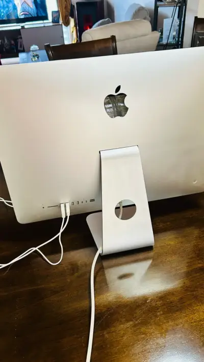 iMac con teclado y mouse - miniatura 3