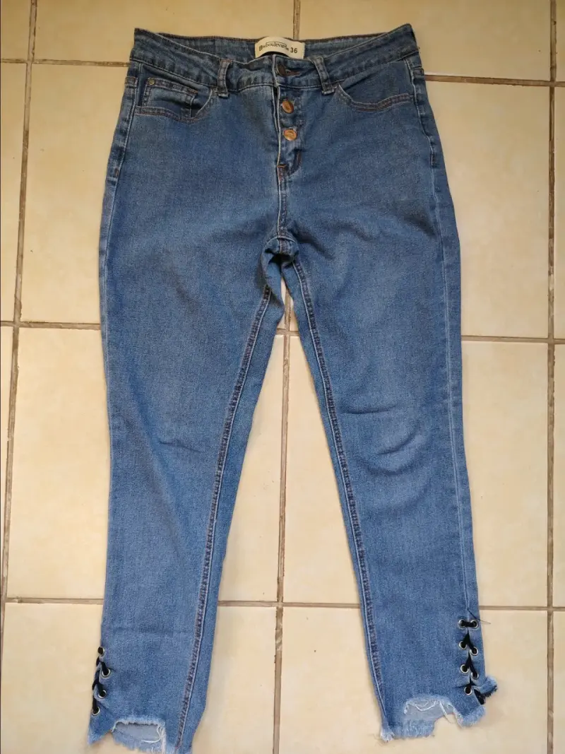 Jeans azules con detalle trenzado