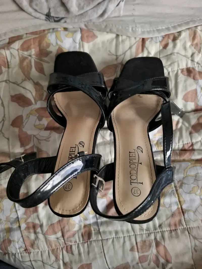 Sandalias negras de charol - 1