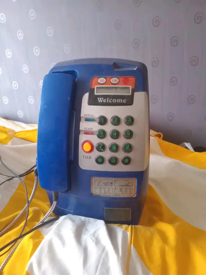 Teléfono público retro azul