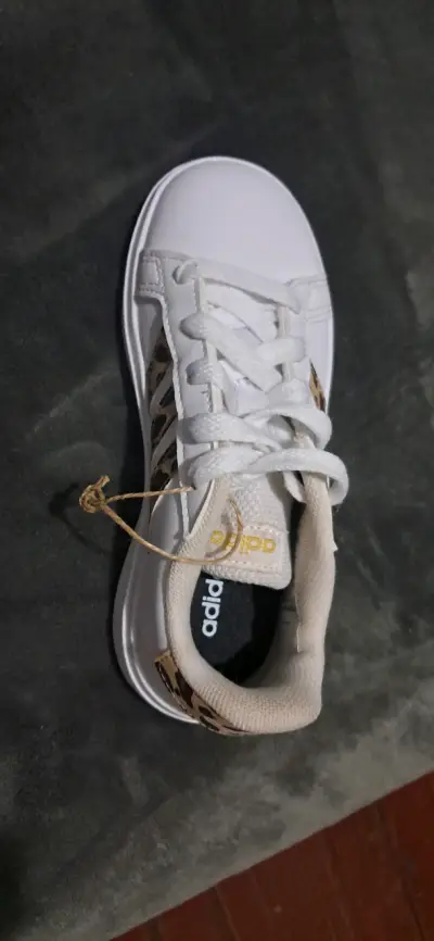 Zapatillas blancas con diseño animal print - miniatura 1