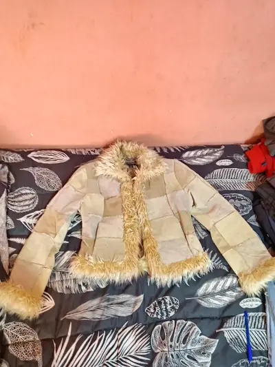 Chaqueta beige con forro de peluche - miniatura 1