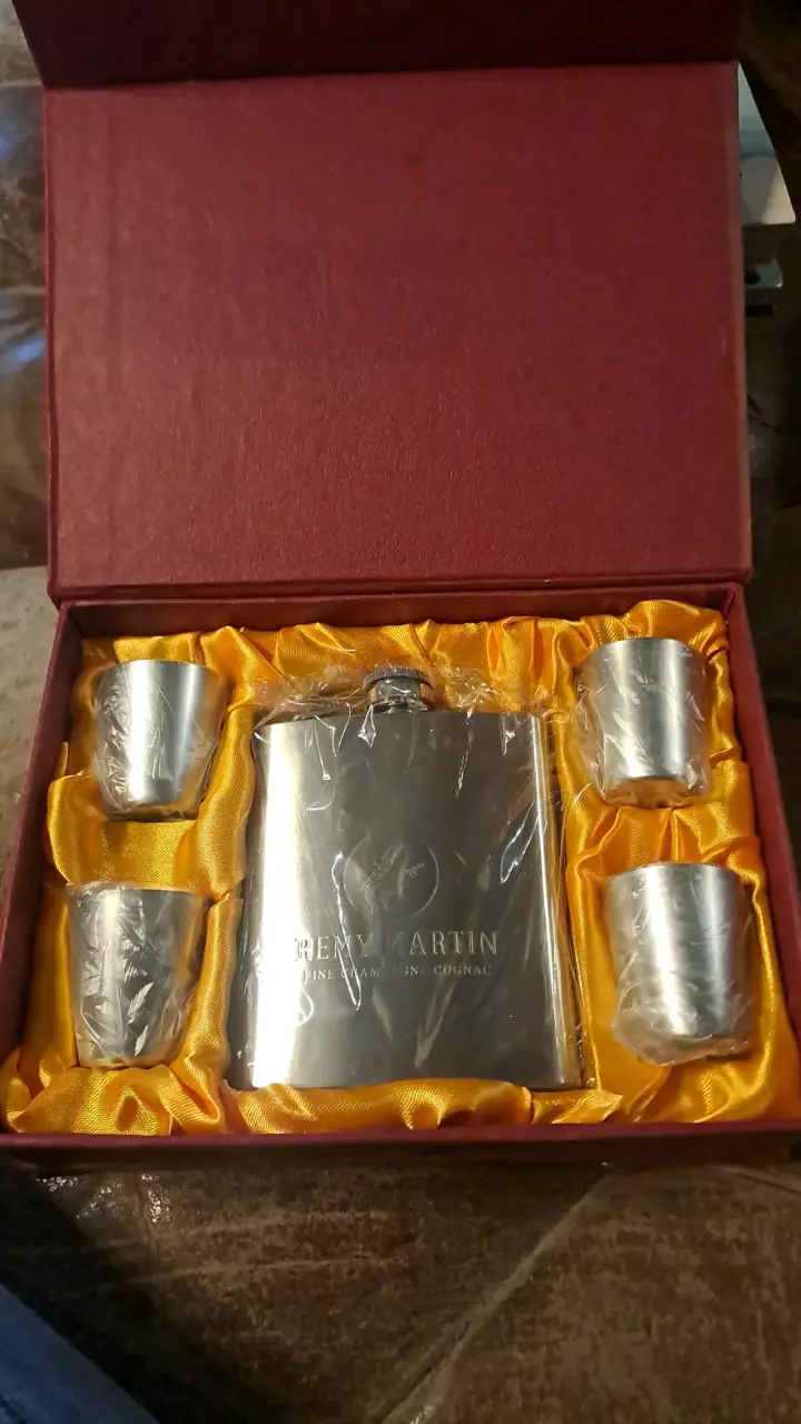 Set de petaca y vasos metálicos
