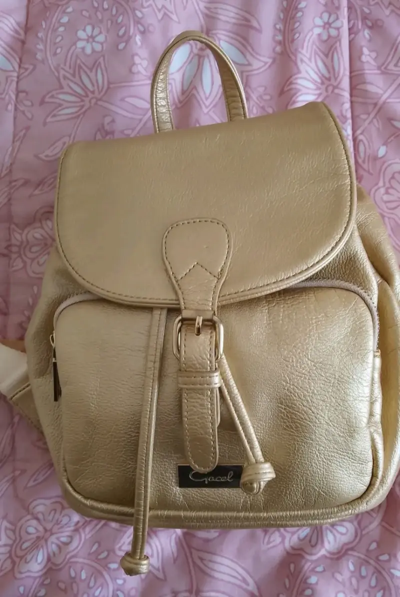 Mochila dorada elegante