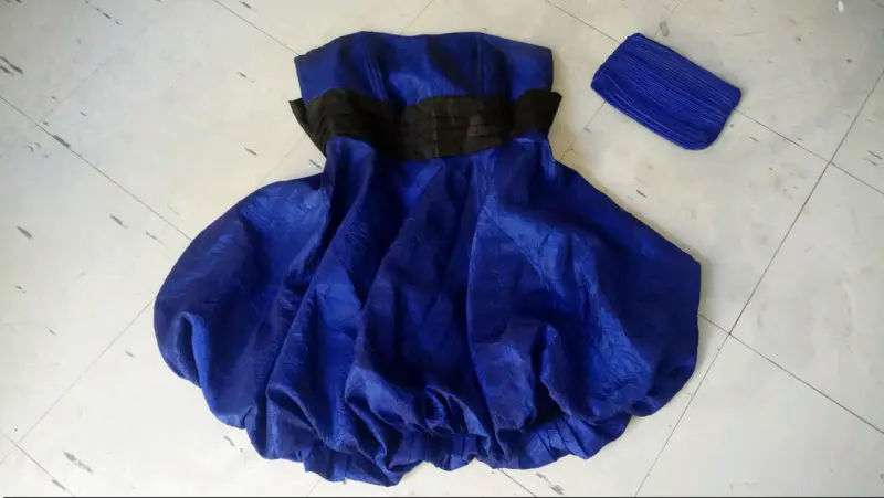 Vestido azul strapless elegante