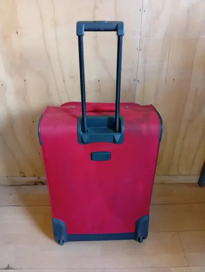 Maleta roja con ruedas - miniatura 1