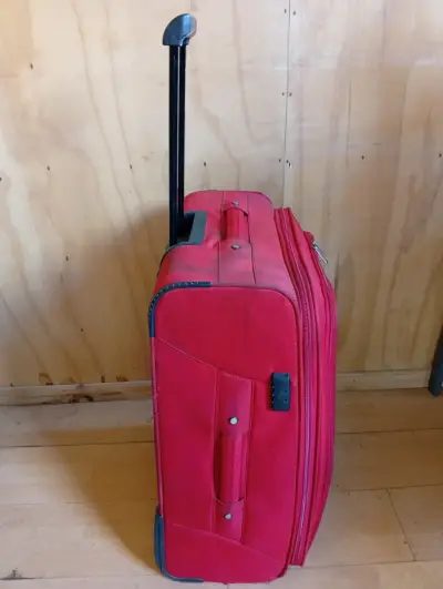 Maleta roja con ruedas - miniatura 2