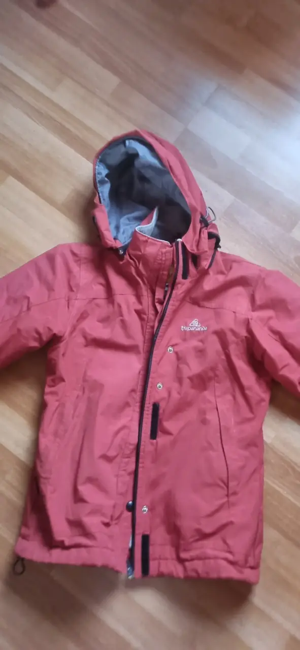 Chaqueta roja con capucha