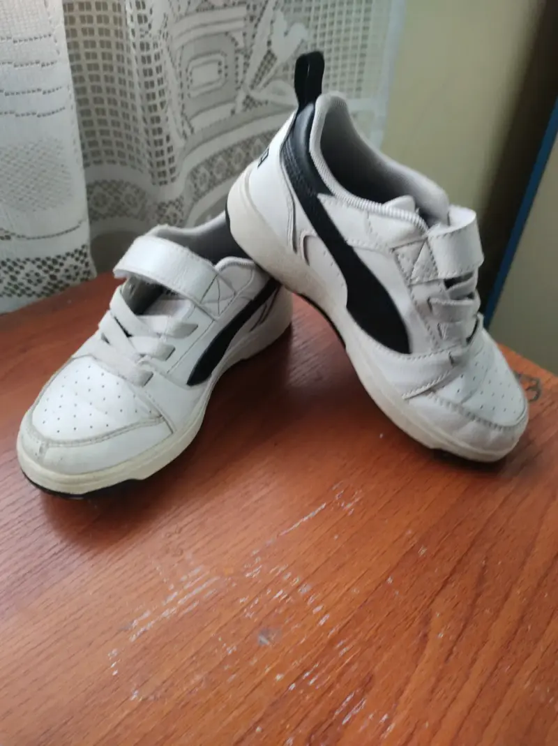 Zapatillas blancas con velcro - 1