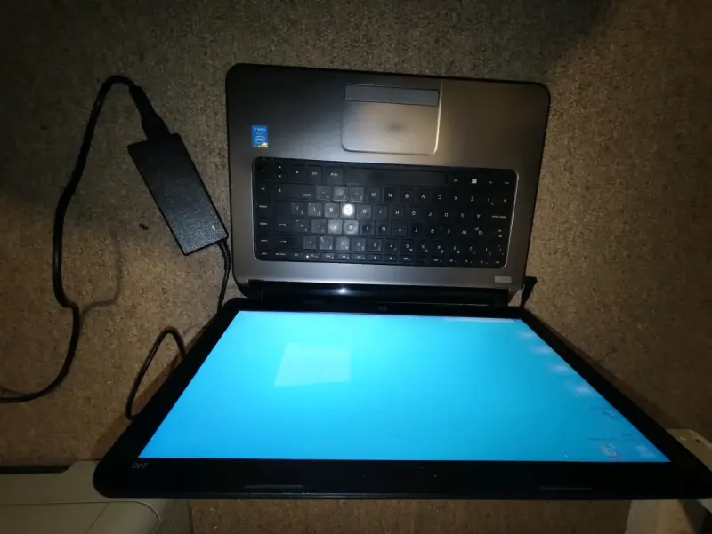 Laptop HP con cargador - 1