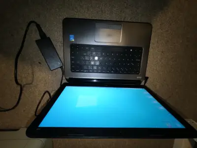Laptop HP con cargador - miniatura 1