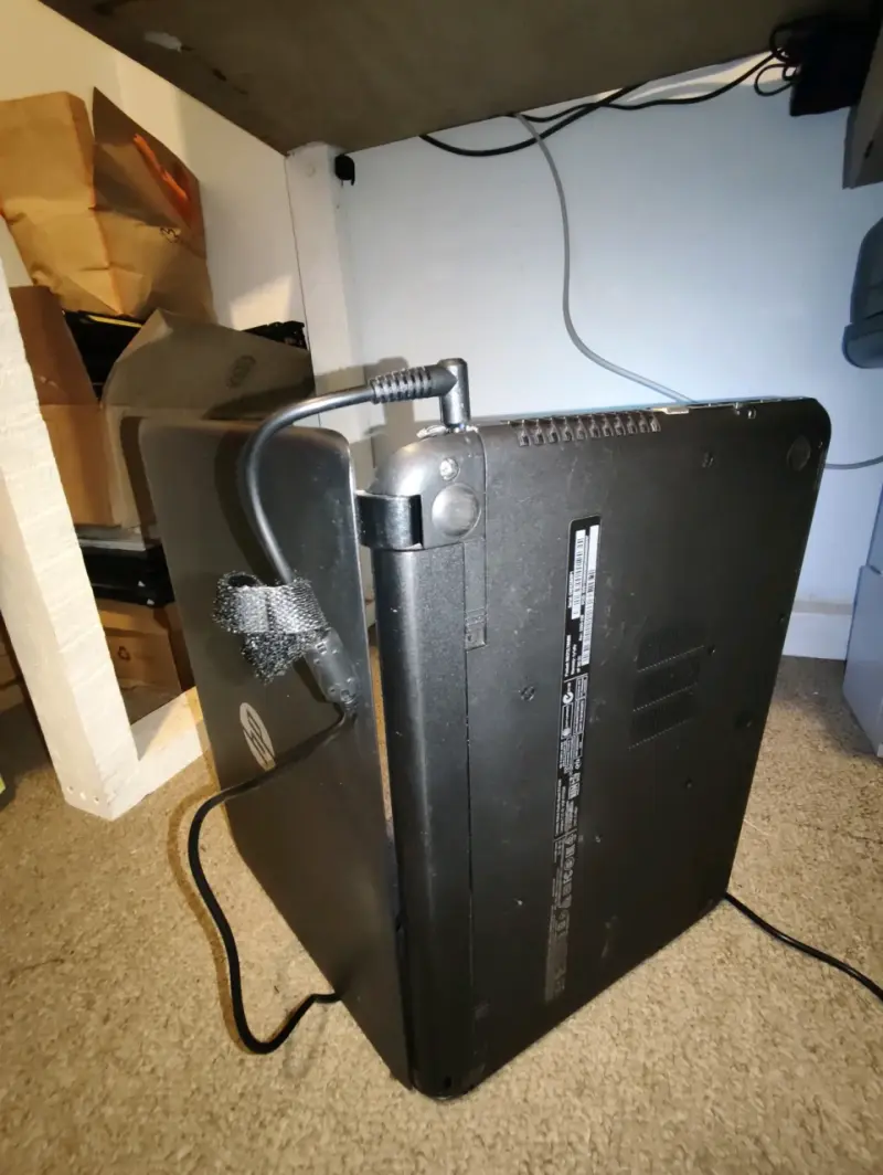 Laptop HP con cargador - 2
