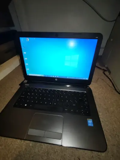 Laptop HP con cargador - miniatura 3