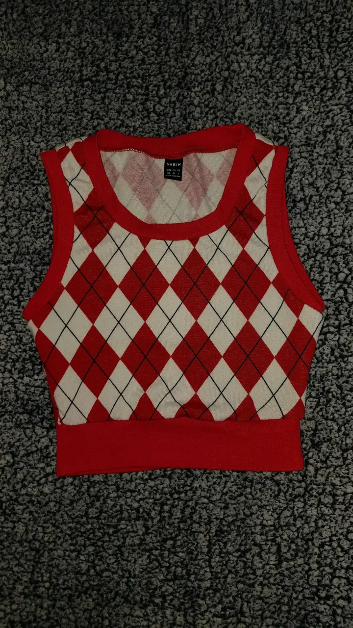 Top sin mangas rojo con rombos