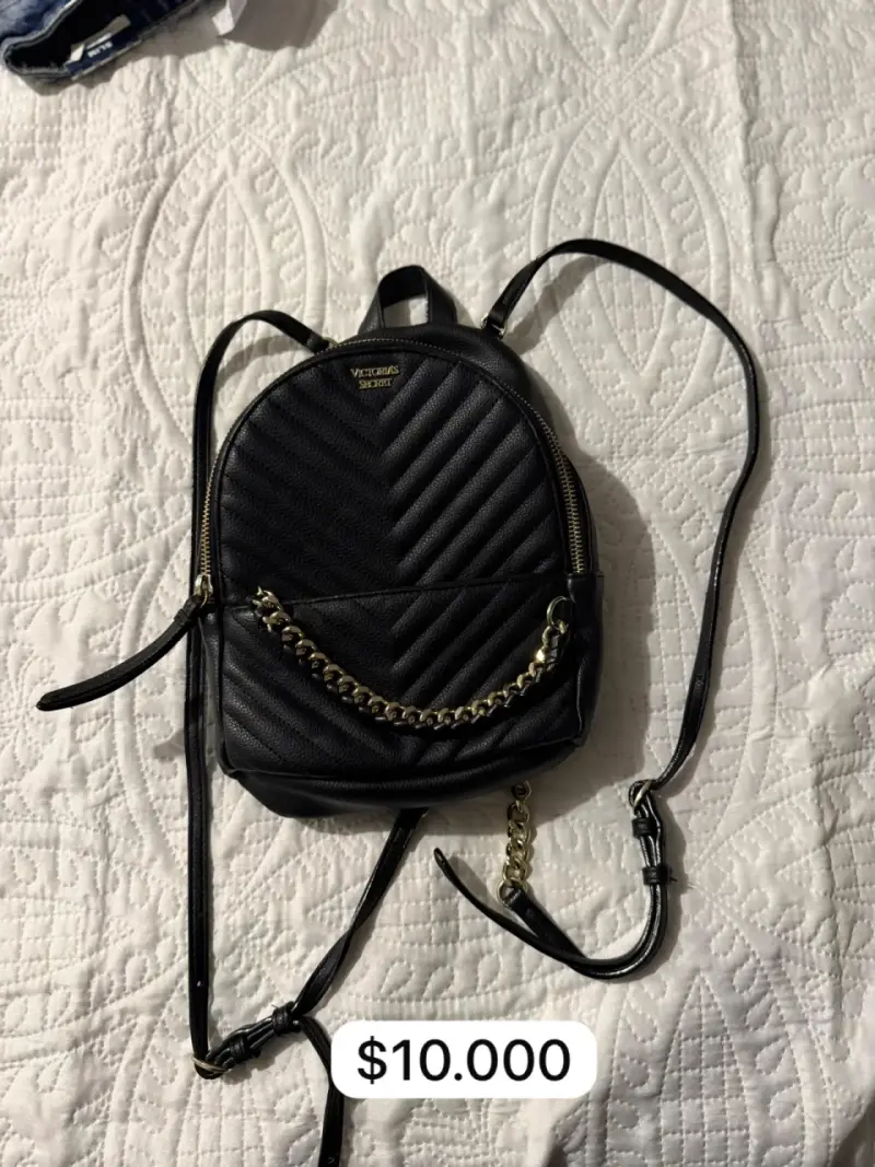 Mochila negra con cadena