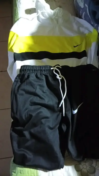Conjunto deportivo Nike blanco y negro - miniatura 1