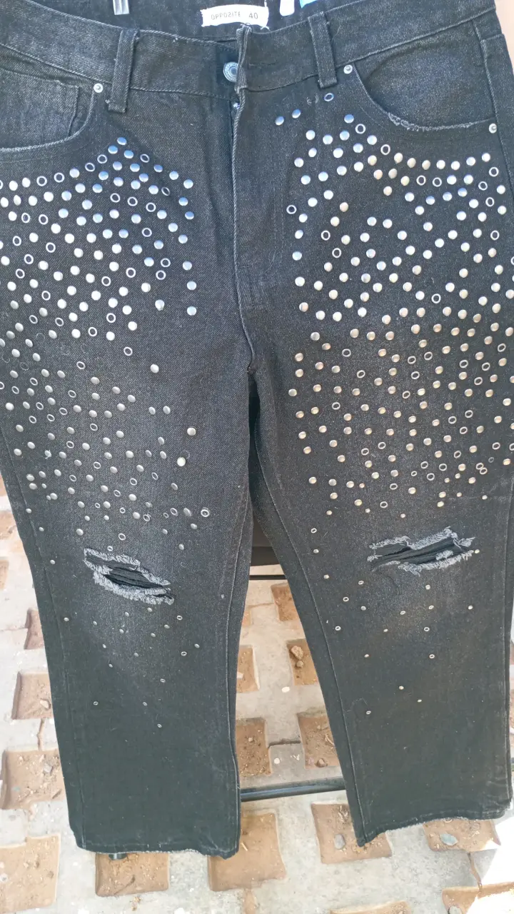Jeans negros con tachas