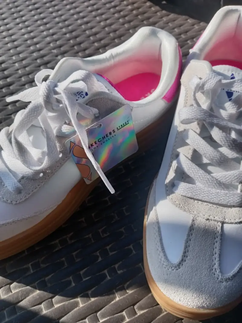 Zapatillas Skechers blancas con rosa - 1